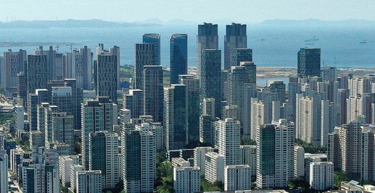 인천시 연수구 동춘동 청량산에서 바라본 동춘동과 송도국제도시에 고층 아파트 건물들이 우뚝 서 있다. <연합뉴스>